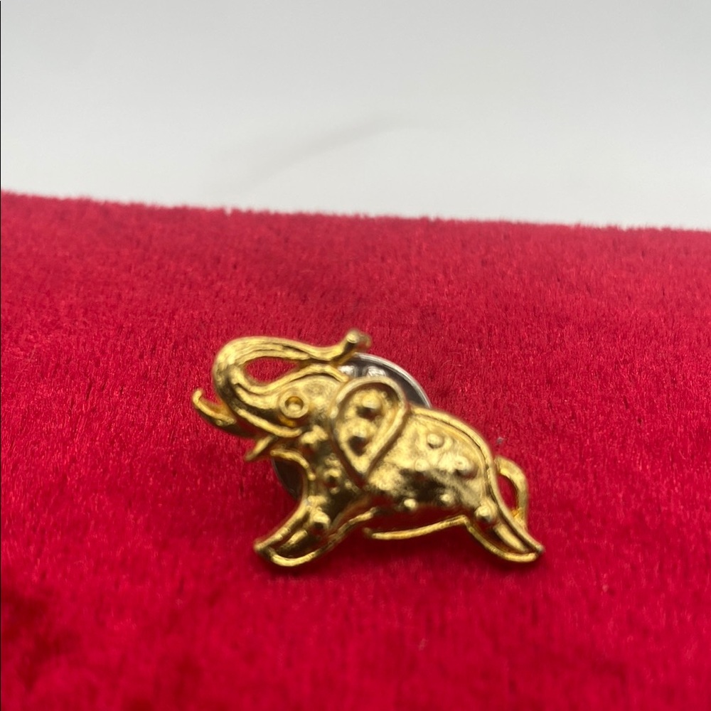 VTG lucky trunks up elephant goldtone metal lapel hat pin 1”